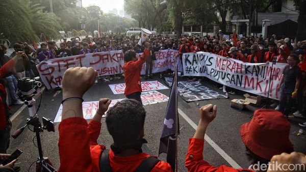 Aksi Mahasiswa Kepung Gedung KPU Kawal Putusan MK