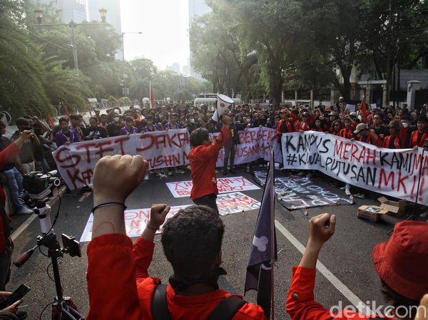 Aksi Mahasiswa Kepung Gedung KPU Kawal Putusan MK