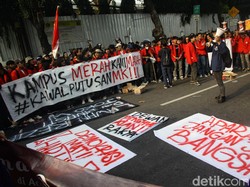 Massa Gelar Aksi di KPU Siap Kawal Putusan MK