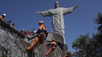Aksi Petugas Bersihkan Sampah di Lereng Patung Kristus Brasil