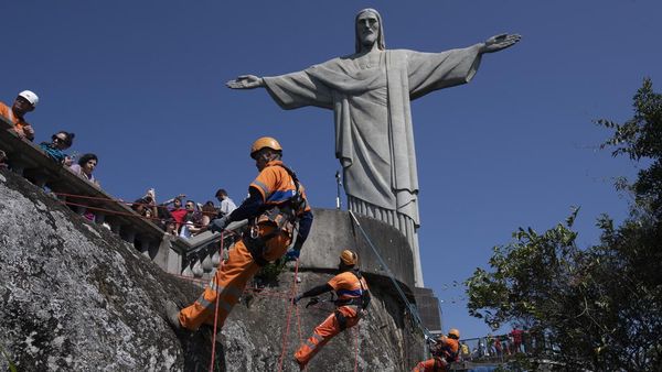 Aksi Petugas Bersihkan Sampah di Lereng Patung Kristus Brasil