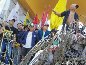 DPR Batalkan RUU Pilkada, Aliansi Mahasiswa Lampung Tetap Aksi: Kawal Terus! DPR Batalkan RUU Pilkada, Aliansi Mahasiswa Lampung Tetap Aksi: Kawal Terus!
