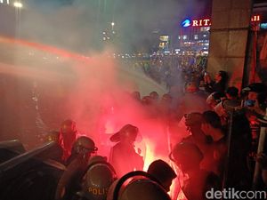 Demo Tolak RUU Pilkada di Banyumas Ricuh, Polisi Tembakkan Water Cannon