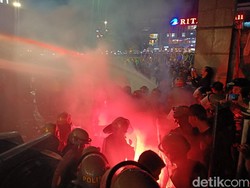 Demo Tolak RUU Pilkada di Banyumas Ricuh, Polisi Tembakkan Water Cannon