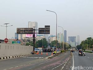 Jalan Gatsu Arah Slipi Dialihkan Sore Ini, Exit Tol Depan DPR Ditutup Jalan Gatsu Arah Slipi Dialihkan Sore Ini, Exit Tol Depan DPR Ditutup