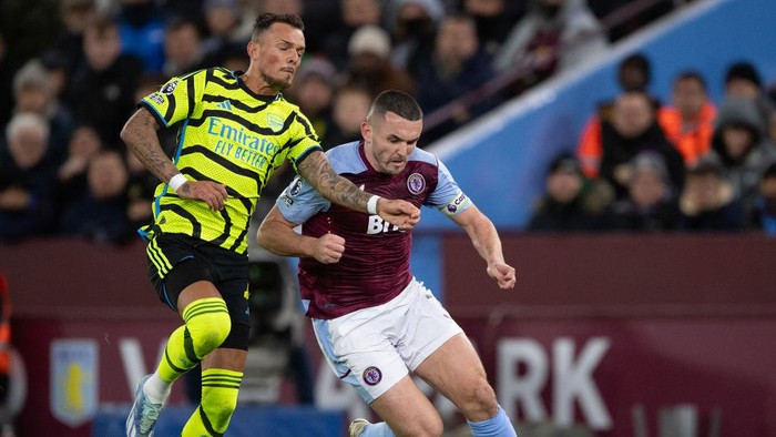 BIRMINGHAM, ENGLAND - DECEMBER 09:  Ben White of Arsenal and John McGinn of Aston Villa during the Premier League match between Aston Villa and Arsenal FC at Villa Park on December 09, 2023 in Birmingham, England. (Photo by Visionhaus/Getty Images)