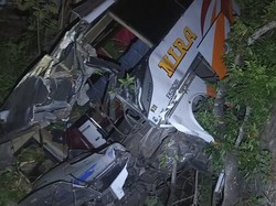 Petaka Bus Mira Nyungsep ke Parit Usai Tabrak Pohon Tewaskan Kondektur