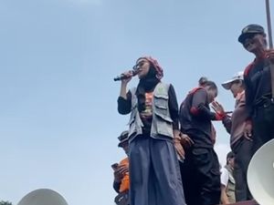 Chiki Fawzi Orasi Wakili Perempuan Demo di DPR yang Mules Satu Rumah