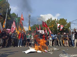 Pelantikan DPRD Kota Blitar Diwarnai Demo Kawal Putusan MK-Bakar Keranda Pelantikan DPRD Kota Blitar Diwarnai Demo Kawal Putusan MK-Bakar Keranda