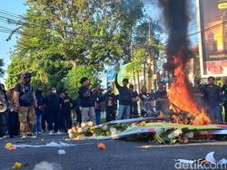 Bakar Karangan Bunga Warnai Demo Kawal Putusan MK di Lamongan