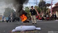 Dupa dan Pocong Warnai Demo Desak KPU Banyuwangi Terbitkan PKPU Pilkada