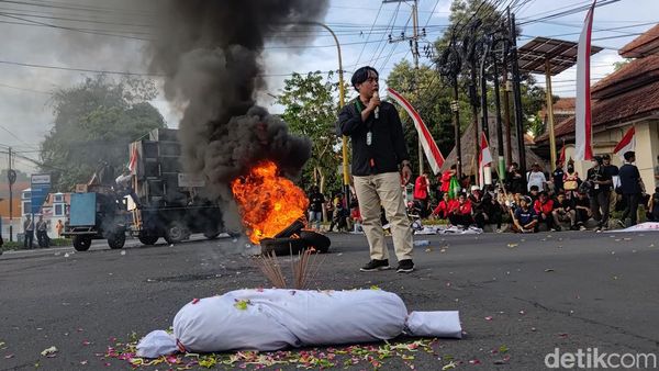 Dupa dan Pocong Warnai Demo Desak KPU Banyuwangi Terbitkan PKPU Pilkada