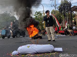 Dupa dan Pocong Warnai Demo Desak KPU Banyuwangi Terbitkan PKPU Pilkada Dupa dan Pocong Warnai Demo Desak KPU Banyuwangi Terbitkan PKPU Pilkada