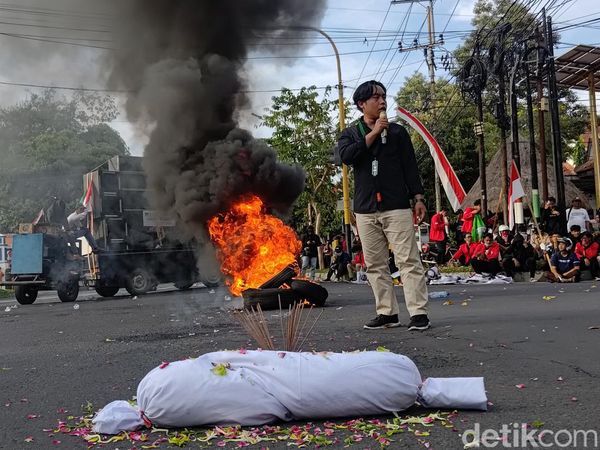 Dupa dan Pocong Warnai Demo Desak KPU Banyuwangi Terbitkan PKPU Pilkada
