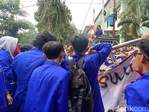 Demo Kawal Demokrasi, Mahasiswa Sukabumi Jebol Gerbang Gedung Dewan