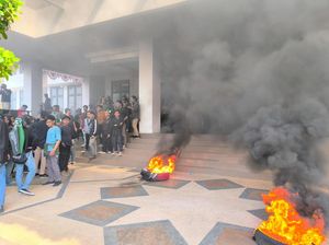 Demo Kawal Putusan MK di Bangkalan Diwarnai Bakar Ban dan Saling Dorong Demo Kawal Putusan MK di Bangkalan Diwarnai Bakar Ban dan Saling Dorong