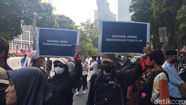 Demo kawal putusan MK di Kantor KPU RI