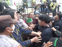 Demo Kawal Putusan MK di Lumajang, Mahasiswa Saling Dorong dengan Polisi