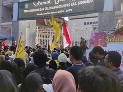 Massa Demo Kawal Putusan MK di Sidoarjo Saling Dorong Paksa Masuk DPRD