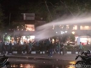 Demo Mahasiswa di DPR Aceh Ricuh