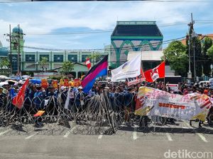 Polisi Bantah Amankan 2 Pendemo Tolak Revisi UU Pilkada di Surabaya Polisi Bantah Amankan 2 Pendemo Tolak Revisi UU Pilkada di Surabaya