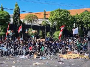 Kawat Berduri Dijebol, Demo Tolak Revisi UU Pilkada di Surabaya Ricuh Lagi Kawat Berduri Dijebol, Demo Tolak Revisi UU Pilkada di Surabaya Ricuh Lagi
