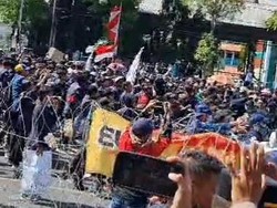 Tak Ditemui Anggota DPRD, Demo Tolak Revisi UU Pilkada di Surabaya Ricuh