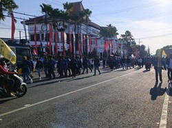 Sempat Jebol Kawat Berduri dan Lempari DPRD Jatim, Massa Mahasiswa Bubar