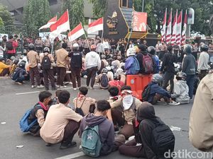 Didatangi Guru Saat Demo di DPRD Jateng, Pelajar Salim Lalu Bubarkan Diri