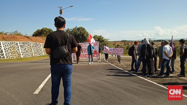 Sejumlah pendemo dari Mahasiswa dan Jurnalis menggelar aksi demo kawal Revisi UU Pilkada di depan kantor DPRD Provinsi Kepri, Jum'at (23/8).  (CNNIndonesia/Arpandi)