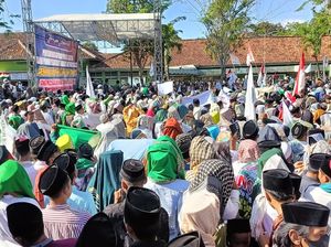 Ribuan Warga di Pamekasan Demo Tolak Kontrasepsi untuk Pelajar Ribuan Warga di Pamekasan Demo Tolak Kontrasepsi untuk Pelajar