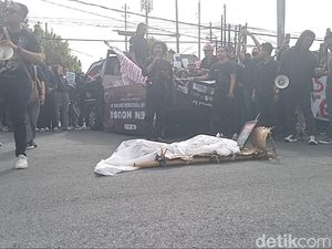 Lantunan Angklung Ngaben Iringi Demonstrasi Tolak Revisi UU Pilkada