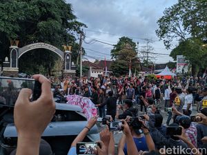 Polisi Lepas Dua Mahasiswa yang Ditangkap Saat Demo UU Pilkada di Mataram Polisi Lepas Dua Mahasiswa yang Ditangkap Saat Demo UU Pilkada di Mataram