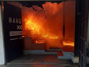 Kebakaran Gudang Furnitur di Jaksel Lukai 2 Orang, Mobil Ikut Terbakar
