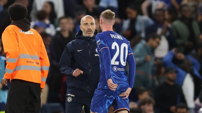 LONDON, ENGLAND - AUGUST 22: Cole Palmer of Chelsea holding his hamstring and speaking to Enzo Maresca Manager of Chelsea at the full time whistle after the UEFA Europa Conference League Play-Off 1st leg match between Chelsea v Servette FC  at Stamford Bridge on August 22, 2024 in London, England. (Photo by Crystal Pix/MB Media/Getty Images)