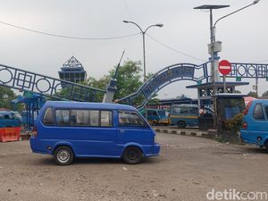 Gapura Terminal Laladon Bogor Roboh Ditabrak Mobil Boks