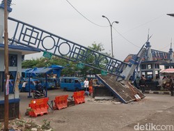 Mobil Boks Hantam Gapura Terminal Laladon Bogor, Sopir Diduga Mengantuk