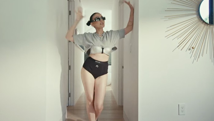Gaya Agnez Mo di Video Klip Party in Bali Gaya Agnez Mo di Video Klip Party in Bali