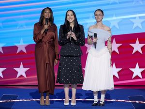 Kamala Harris Resmi Jadi Capres AS, Anak Tirinya Pakai Baju Desainer TikTok Kamala Harris Resmi Jadi Capres AS, Anak Tirinya Pakai Baju Desainer TikTok