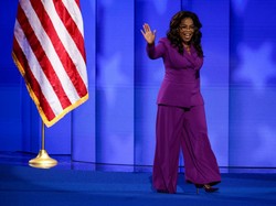 Oprah Winfrey Dukung Kamala Harris Tapi Pakai Baju Ungu, Apa Maknanya?