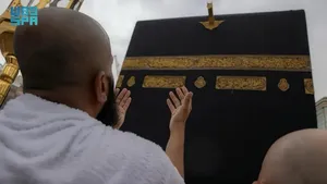 Khusyuknya Jemaah Berdoa Depan Kabah di Tengah Guyuran Hujan