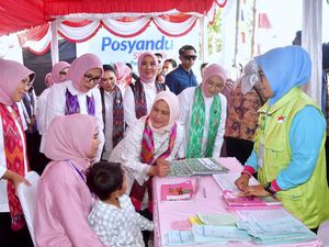 Iriana Bersama Anggota OASE Tinjau Program Vaksin di Posyandu Makassar Iriana Bersama Anggota OASE Tinjau Program Vaksin di Posyandu Makassar