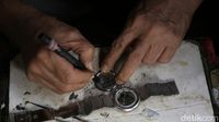 Jasa Servis Jam Tangan Masih Jadi Incaran di Pasar Lama Jatinegara