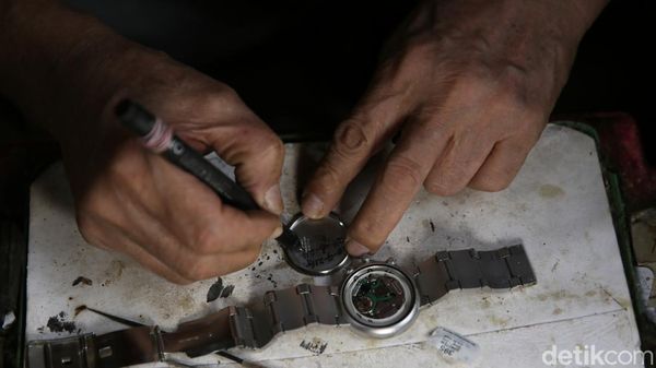 Jasa Servis Jam Tangan Masih Jadi Incaran di Pasar Lama Jatinegara