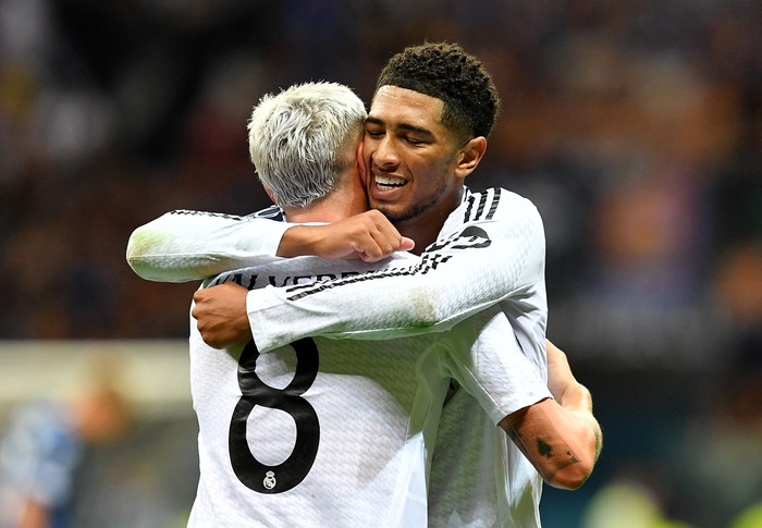 Jude Bellingham Soccer Football - Super Cup - Real Madrid v Atalanta - National Stadium, Warsaw, Poland - August 14, 2024 Real Madrid's Federico Valverde celebrates scoring their first goal with Jude Bellingham REUTERS/Jennifer Lorenzini
