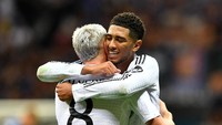 Empat pemain di tengah dari kanan ke kiri ditempati oleh Trent alexander-Arnold, Fede Valverde, Jude Bellingham, dan Alvaro Carreras. Nama terakhir belum resmi bergabung (Reuters)