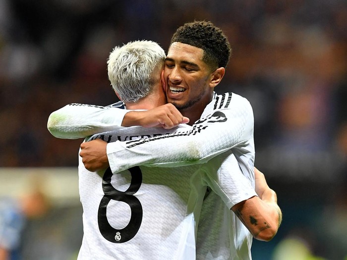 Soccer Football - Super Cup - Real Madrid v Atalanta - National Stadium, Warsaw, Poland - August 14, 2024 Real Madrid's Federico Valverde celebrates scoring their first goal with Jude Bellingham REUTERS/Jennifer Lorenzini