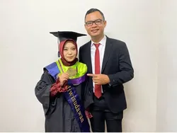 Kartika Lulus S3 Unesa dengan IPK 4 Meski Sibuk Jadi Dosen-Koordinator PAUD