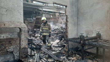 Kobaran Api Melalap Pabrik Kardus di Kalideres, Asap Tebal Membumbung Tinggi