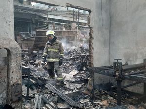 Pabrik Kardus di Kalideres Jakbar Terbakar